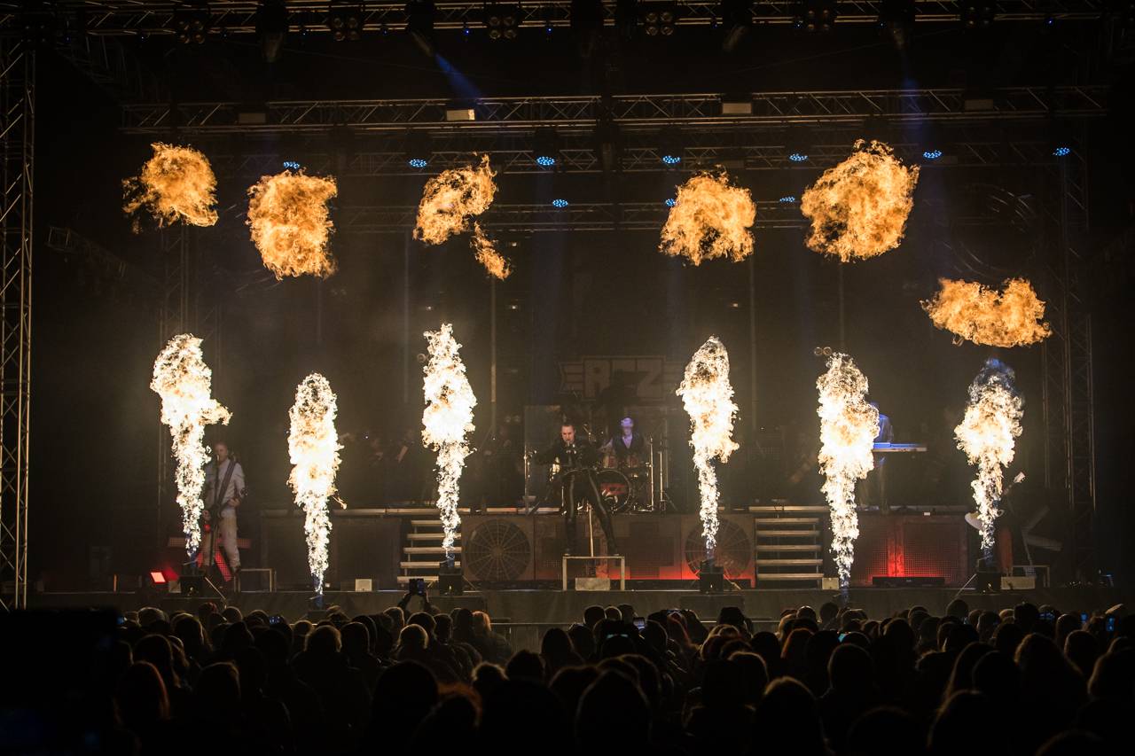 Plamenomety i zpěvačka v kleci. Rammstein Symphonic Tribute zatopil v Plzni pod kotlem