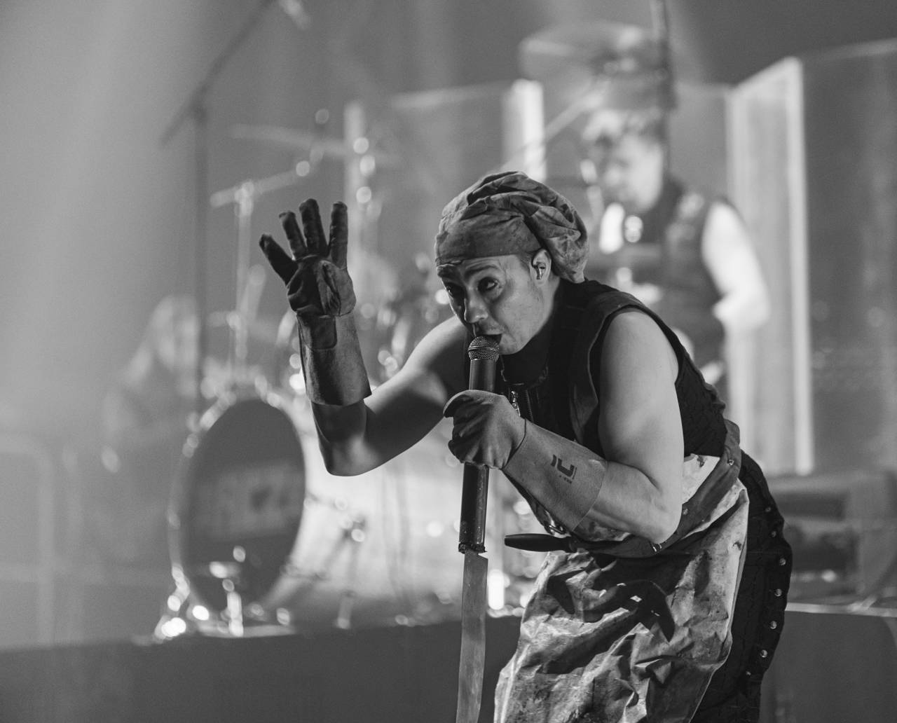 Plamenomety i zpěvačka v kleci. Rammstein Symphonic Tribute zatopil v Plzni pod kotlem