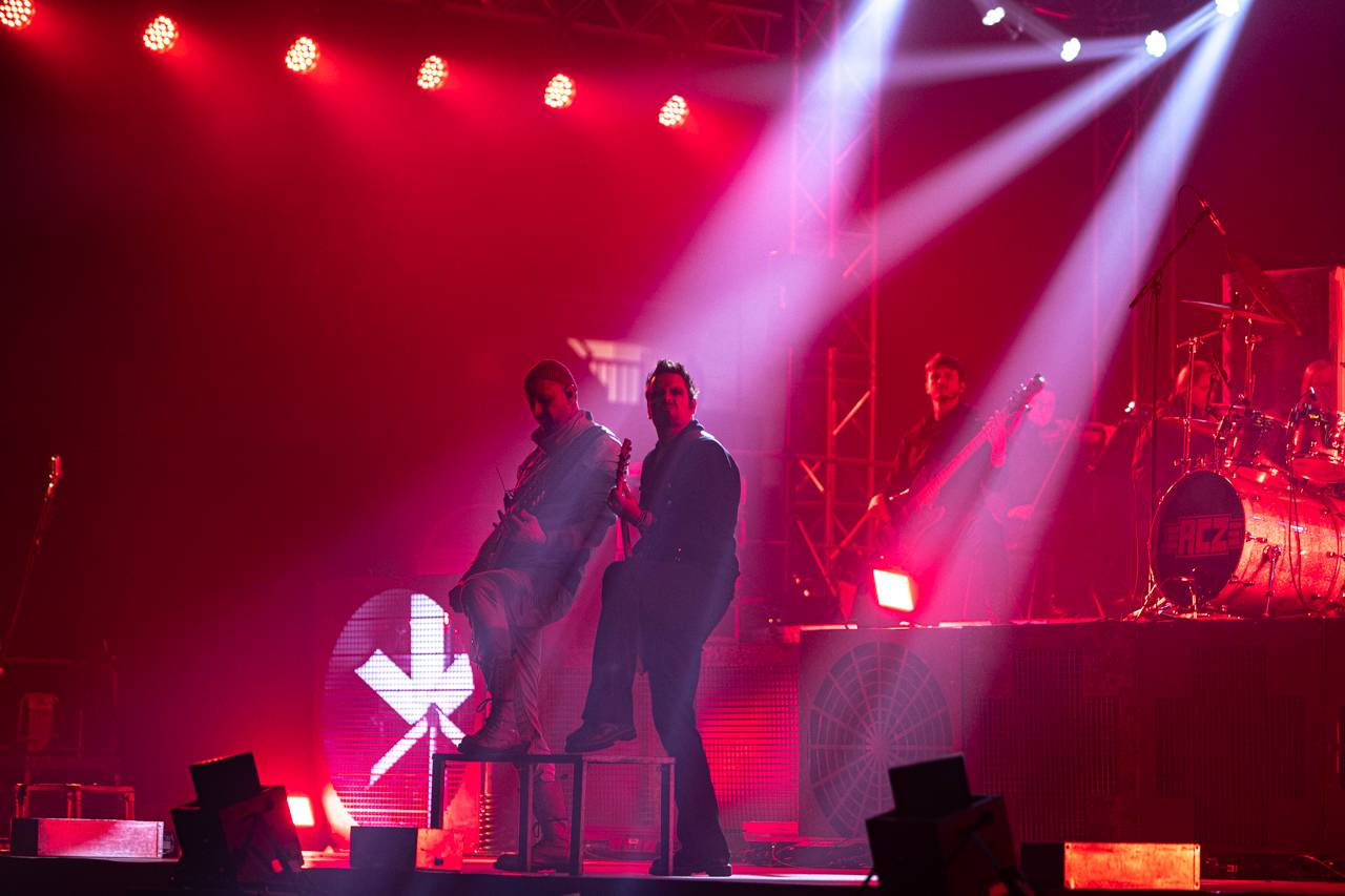 Plamenomety i zpěvačka v kleci. Rammstein Symphonic Tribute zatopil v Plzni pod kotlem