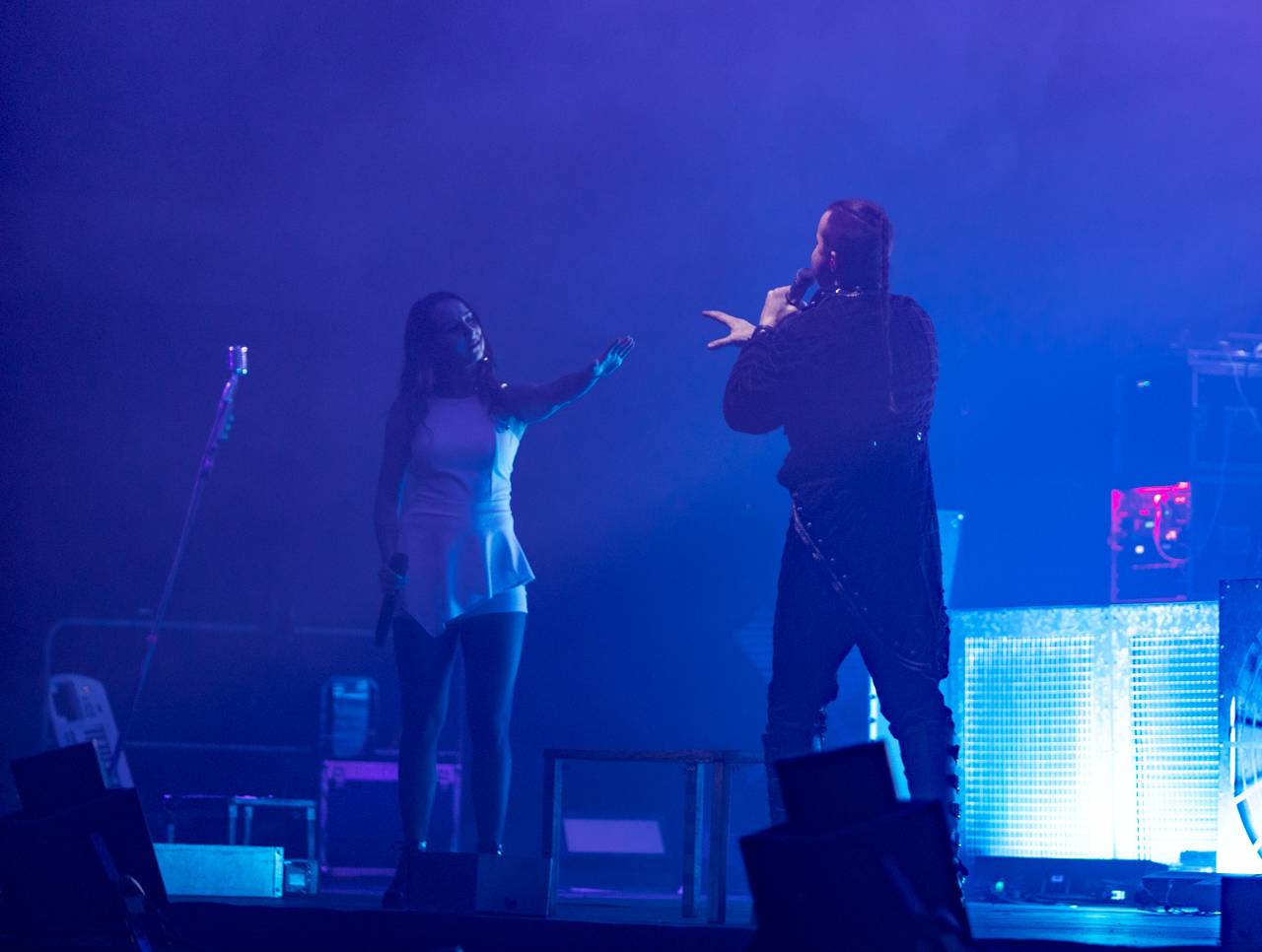 Plamenomety i zpěvačka v kleci. Rammstein Symphonic Tribute zatopil v Plzni pod kotlem