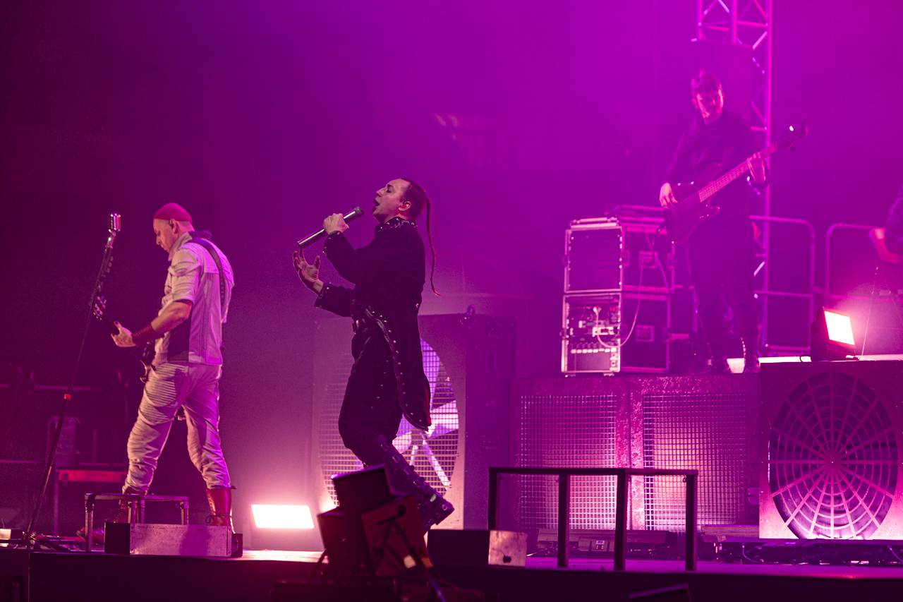 Plamenomety i zpěvačka v kleci. Rammstein Symphonic Tribute zatopil v Plzni pod kotlem