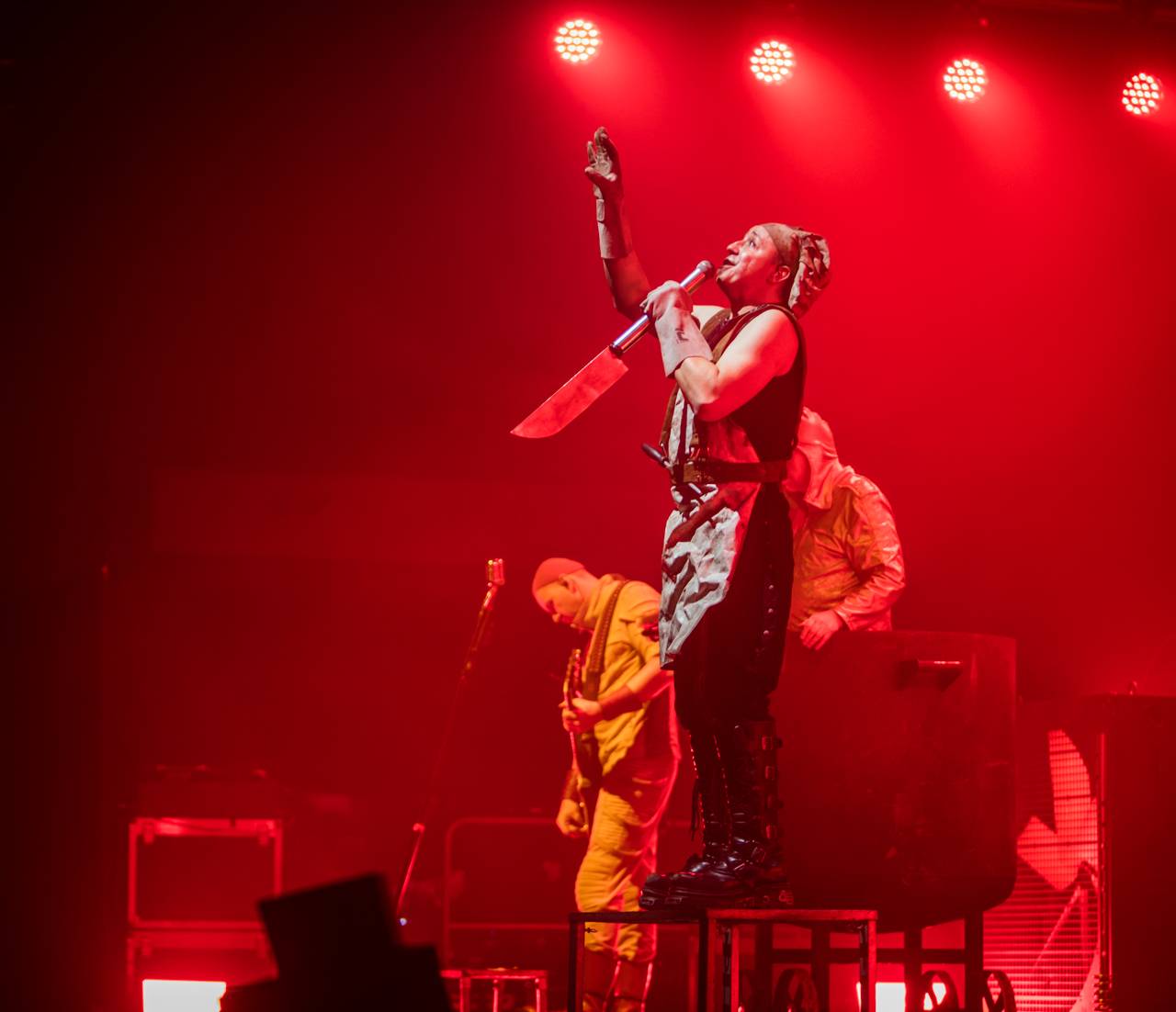 Plamenomety i zpěvačka v kleci. Rammstein Symphonic Tribute zatopil v Plzni pod kotlem