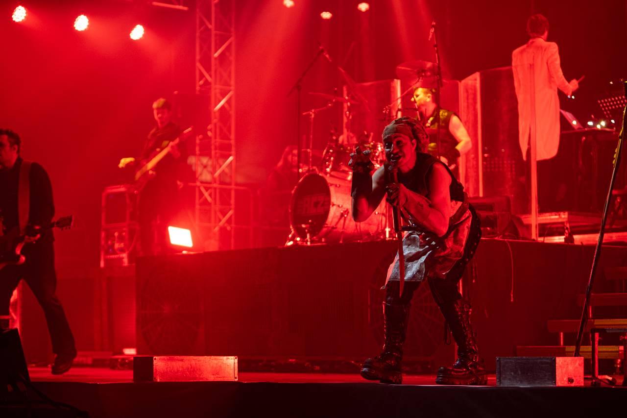 Plamenomety i zpěvačka v kleci. Rammstein Symphonic Tribute zatopil v Plzni pod kotlem