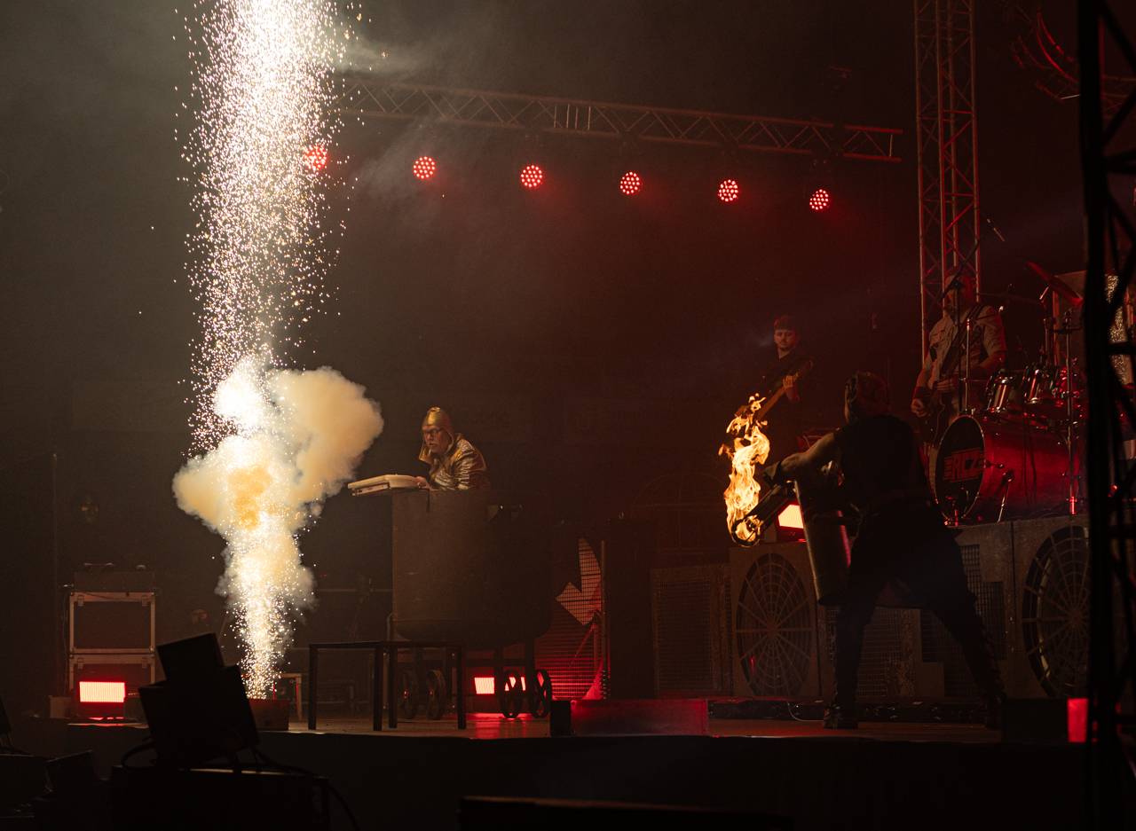 Plamenomety i zpěvačka v kleci. Rammstein Symphonic Tribute zatopil v Plzni pod kotlem