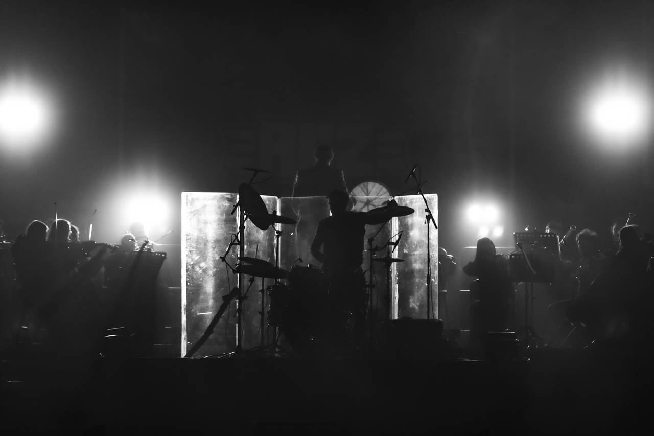 Plamenomety i zpěvačka v kleci. Rammstein Symphonic Tribute zatopil v Plzni pod kotlem