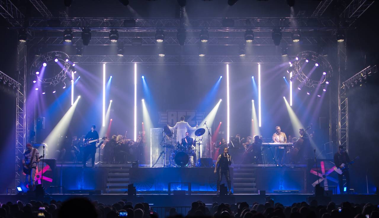 Plamenomety i zpěvačka v kleci. Rammstein Symphonic Tribute zatopil v Plzni pod kotlem