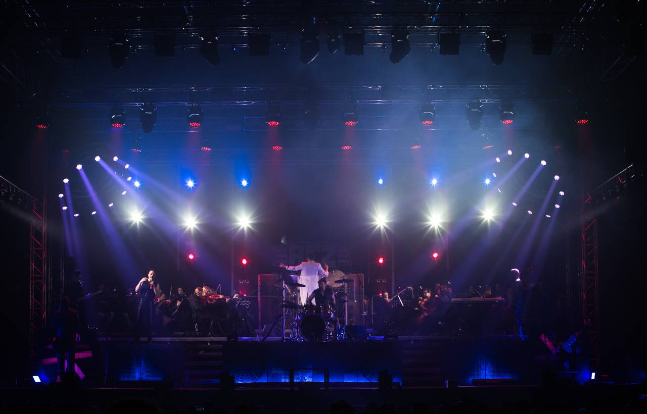 Plamenomety i zpěvačka v kleci. Rammstein Symphonic Tribute zatopil v Plzni pod kotlem