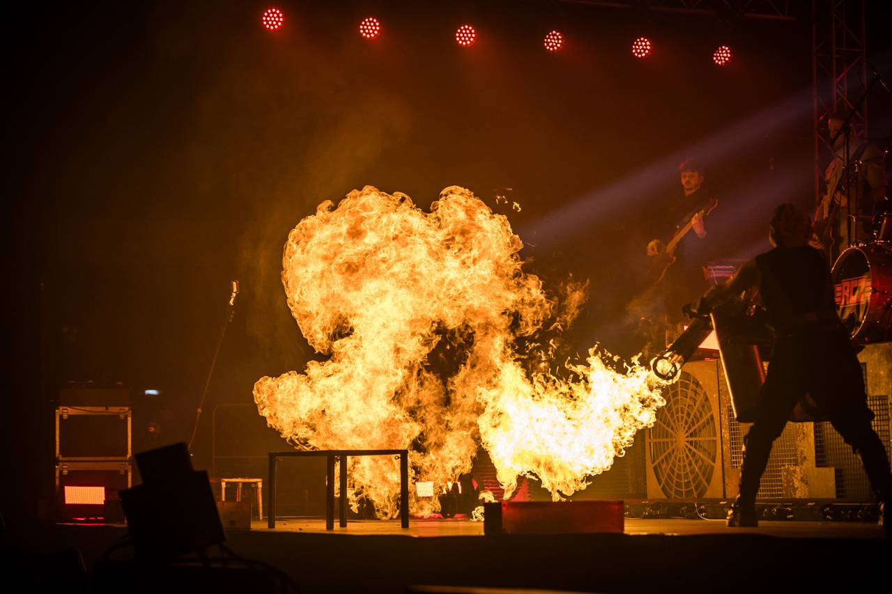 Plamenomety i zpěvačka v kleci. Rammstein Symphonic Tribute zatopil v Plzni pod kotlem