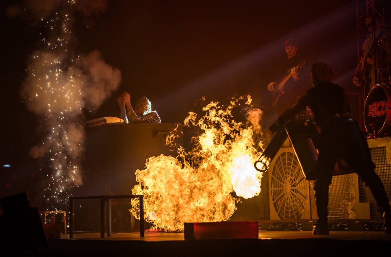 Plamenomety i zpěvačka v kleci. Rammstein Symphonic Tribute zatopil v Plzni pod kotlem