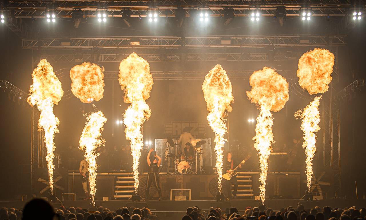 Plamenomety i zpěvačka v kleci. Rammstein Symphonic Tribute zatopil v Plzni pod kotlem