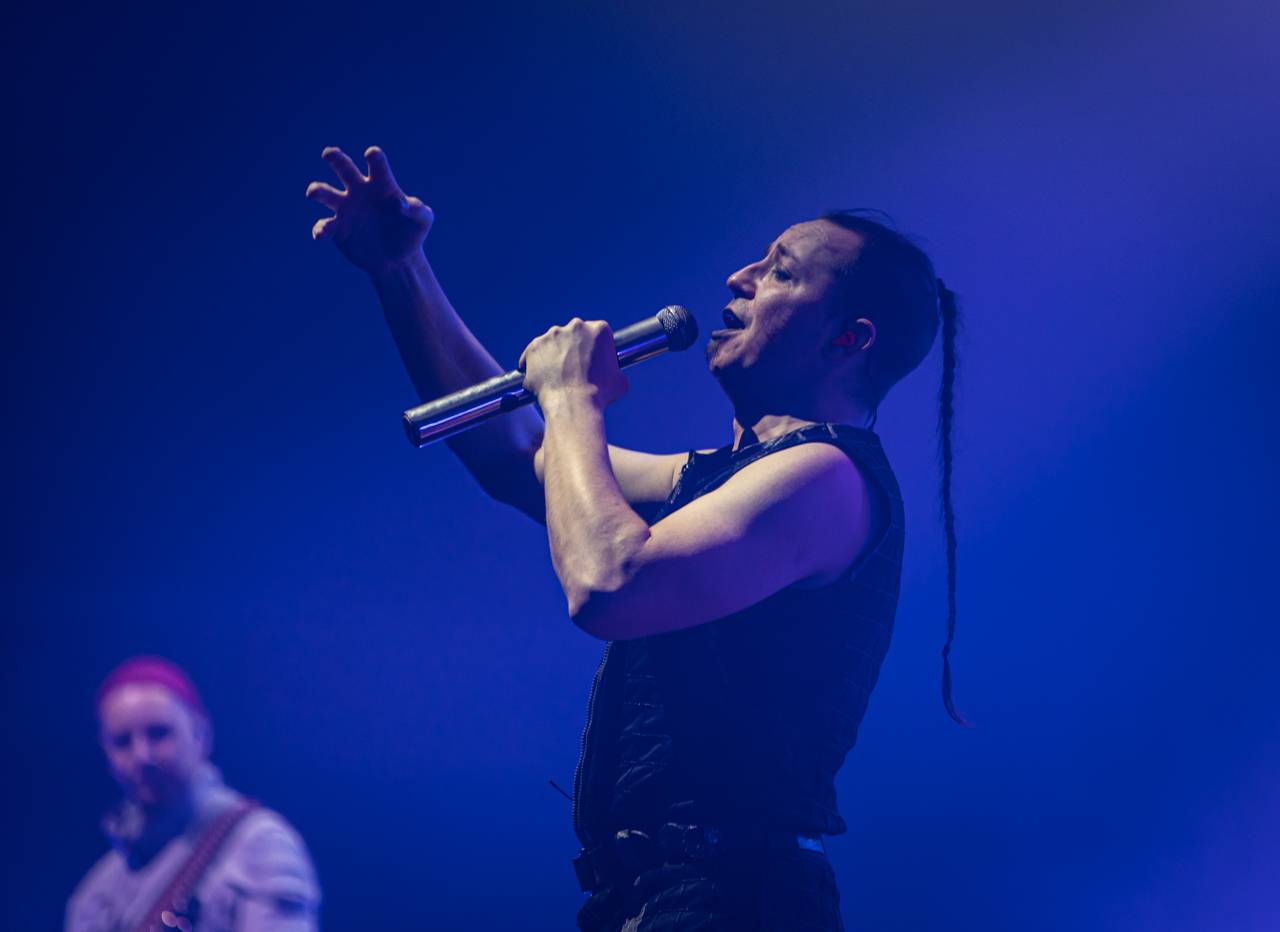 Plamenomety i zpěvačka v kleci. Rammstein Symphonic Tribute zatopil v Plzni pod kotlem