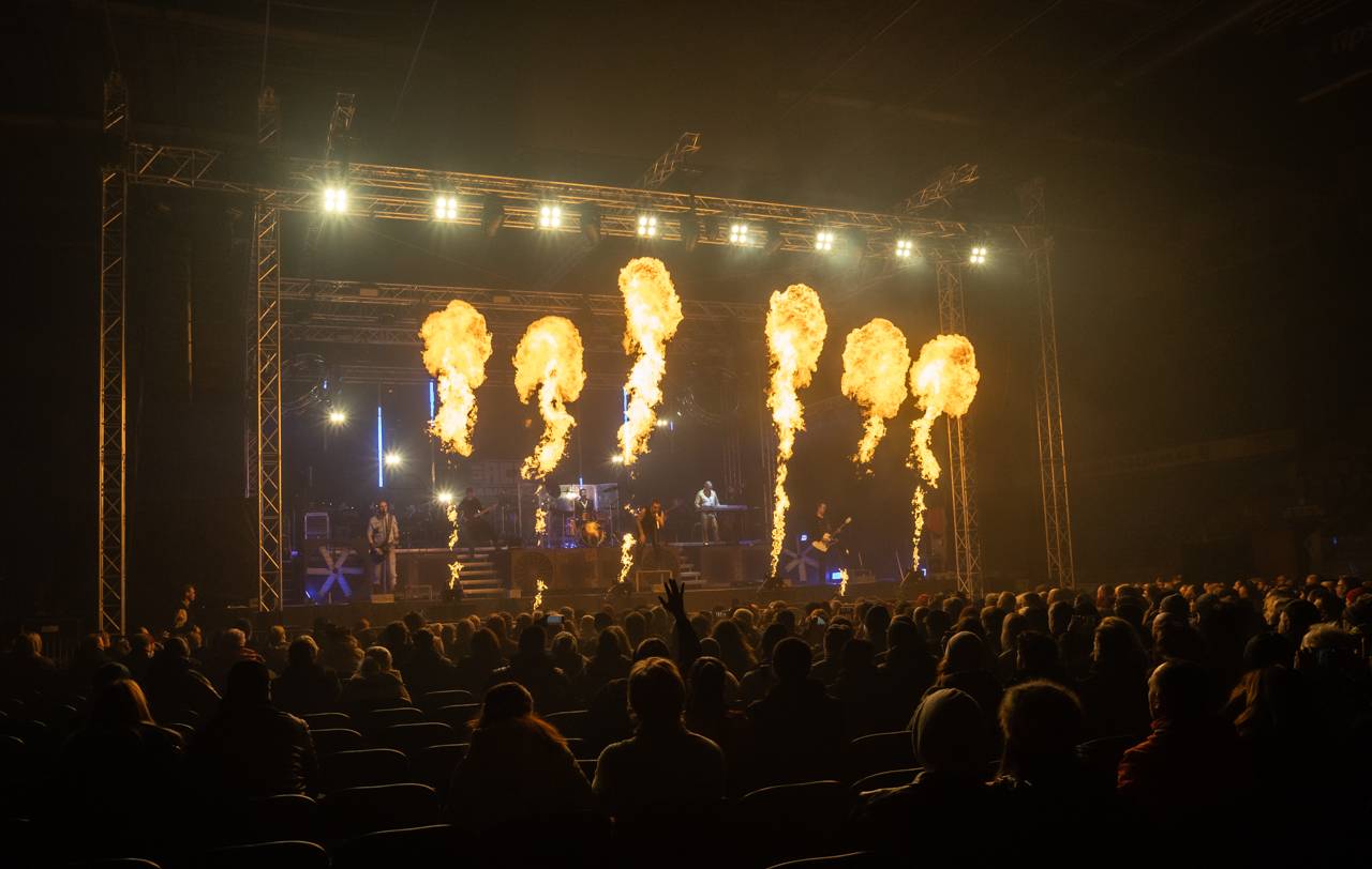 Plamenomety i zpěvačka v kleci. Rammstein Symphonic Tribute zatopil v Plzni pod kotlem
