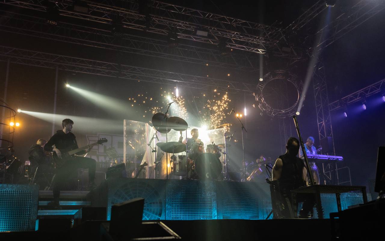 Plamenomety i zpěvačka v kleci. Rammstein Symphonic Tribute zatopil v Plzni pod kotlem