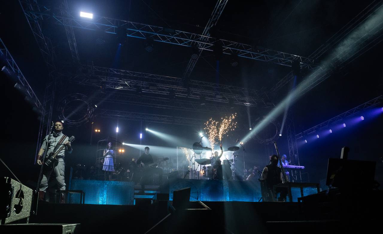 Plamenomety i zpěvačka v kleci. Rammstein Symphonic Tribute zatopil v Plzni pod kotlem