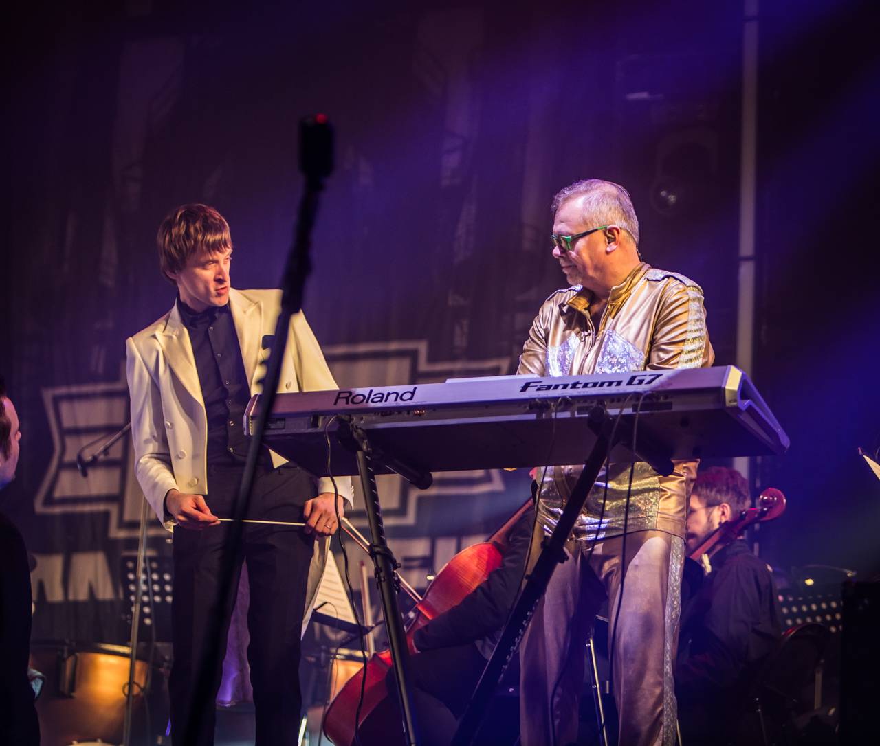 Plamenomety i zpěvačka v kleci. Rammstein Symphonic Tribute zatopil v Plzni pod kotlem