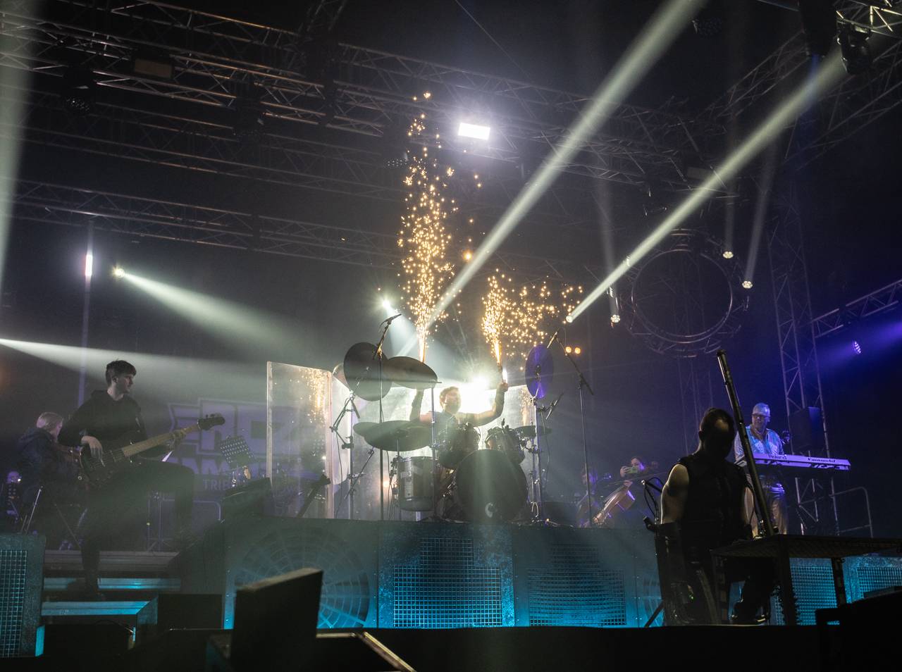 Plamenomety i zpěvačka v kleci. Rammstein Symphonic Tribute zatopil v Plzni pod kotlem