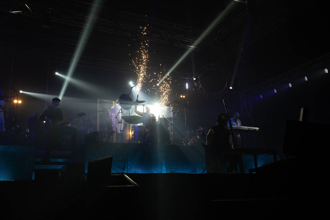 Plamenomety i zpěvačka v kleci. Rammstein Symphonic Tribute zatopil v Plzni pod kotlem