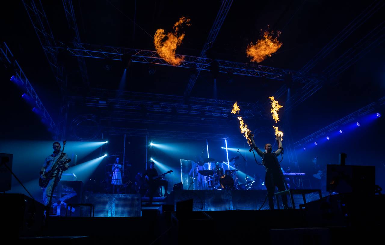 Plamenomety i zpěvačka v kleci. Rammstein Symphonic Tribute zatopil v Plzni pod kotlem