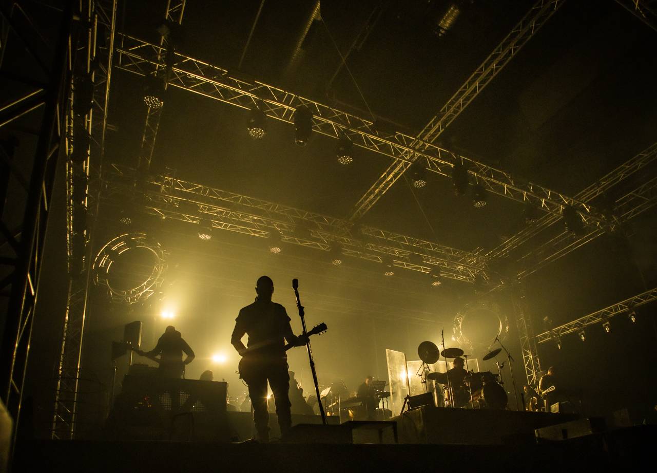 Plamenomety i zpěvačka v kleci. Rammstein Symphonic Tribute zatopil v Plzni pod kotlem