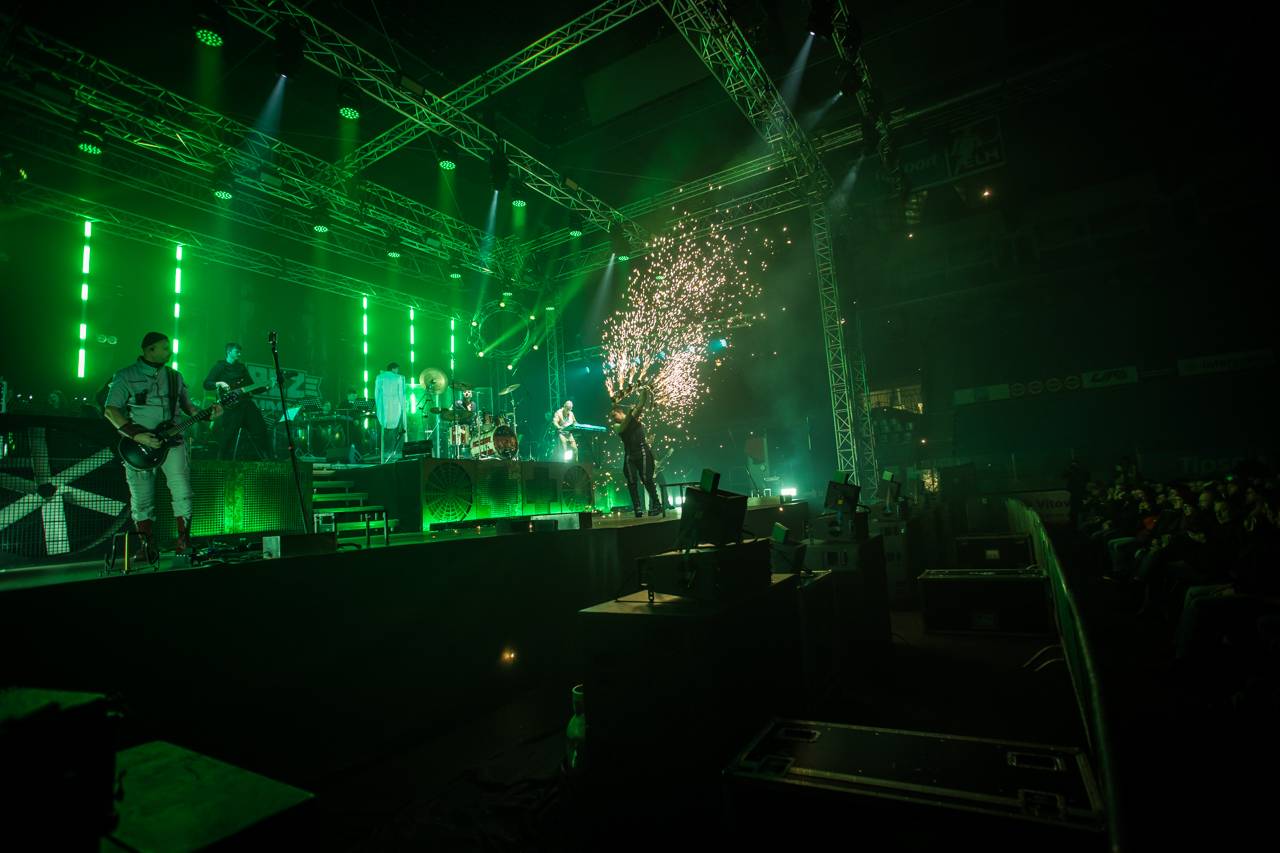 Plamenomety i zpěvačka v kleci. Rammstein Symphonic Tribute zatopil v Plzni pod kotlem