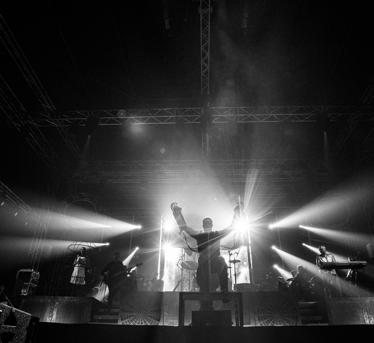 Plamenomety i zpěvačka v kleci. Rammstein Symphonic Tribute zatopil v Plzni pod kotlem