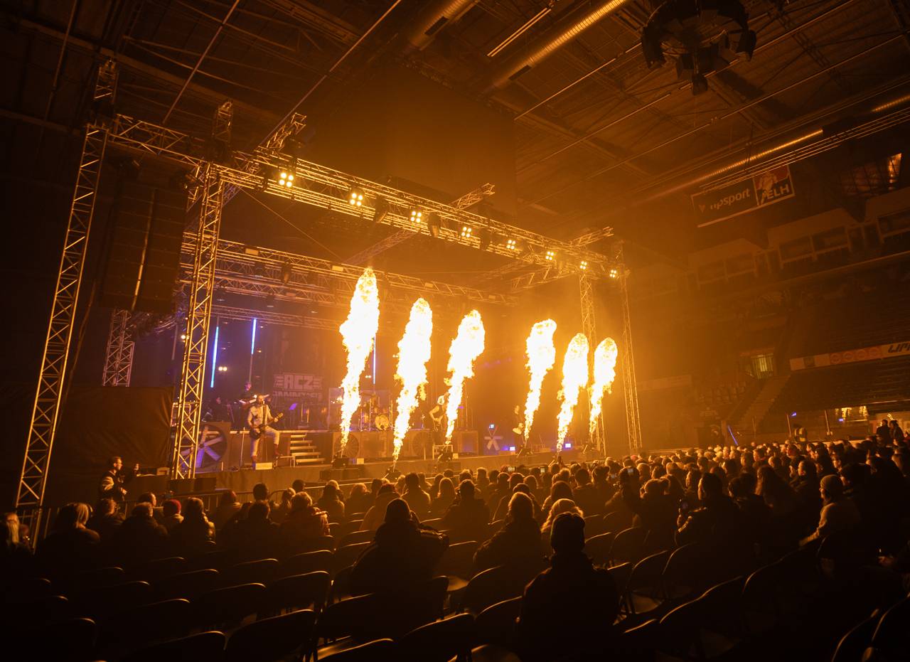 Plamenomety i zpěvačka v kleci. Rammstein Symphonic Tribute zatopil v Plzni pod kotlem