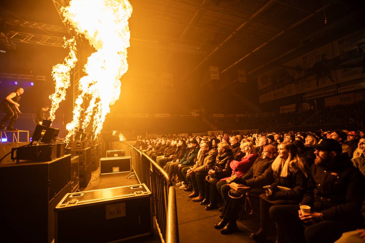 Plamenomety i zpěvačka v kleci. Rammstein Symphonic Tribute zatopil v Plzni pod kotlem