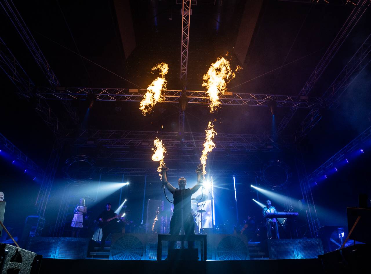 Plamenomety i zpěvačka v kleci. Rammstein Symphonic Tribute zatopil v Plzni pod kotlem
