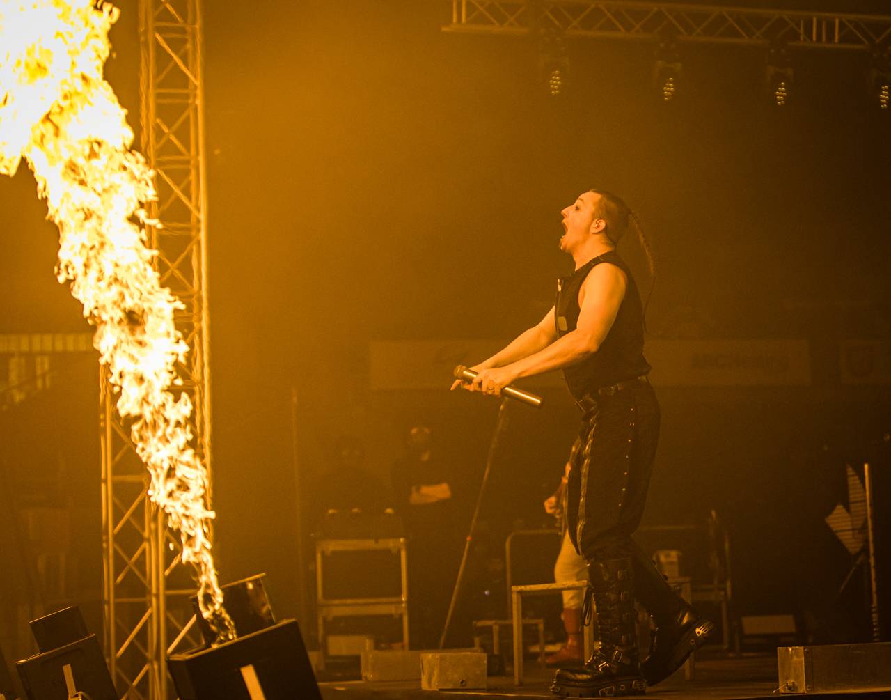 Plamenomety i zpěvačka v kleci. Rammstein Symphonic Tribute zatopil v Plzni pod kotlem