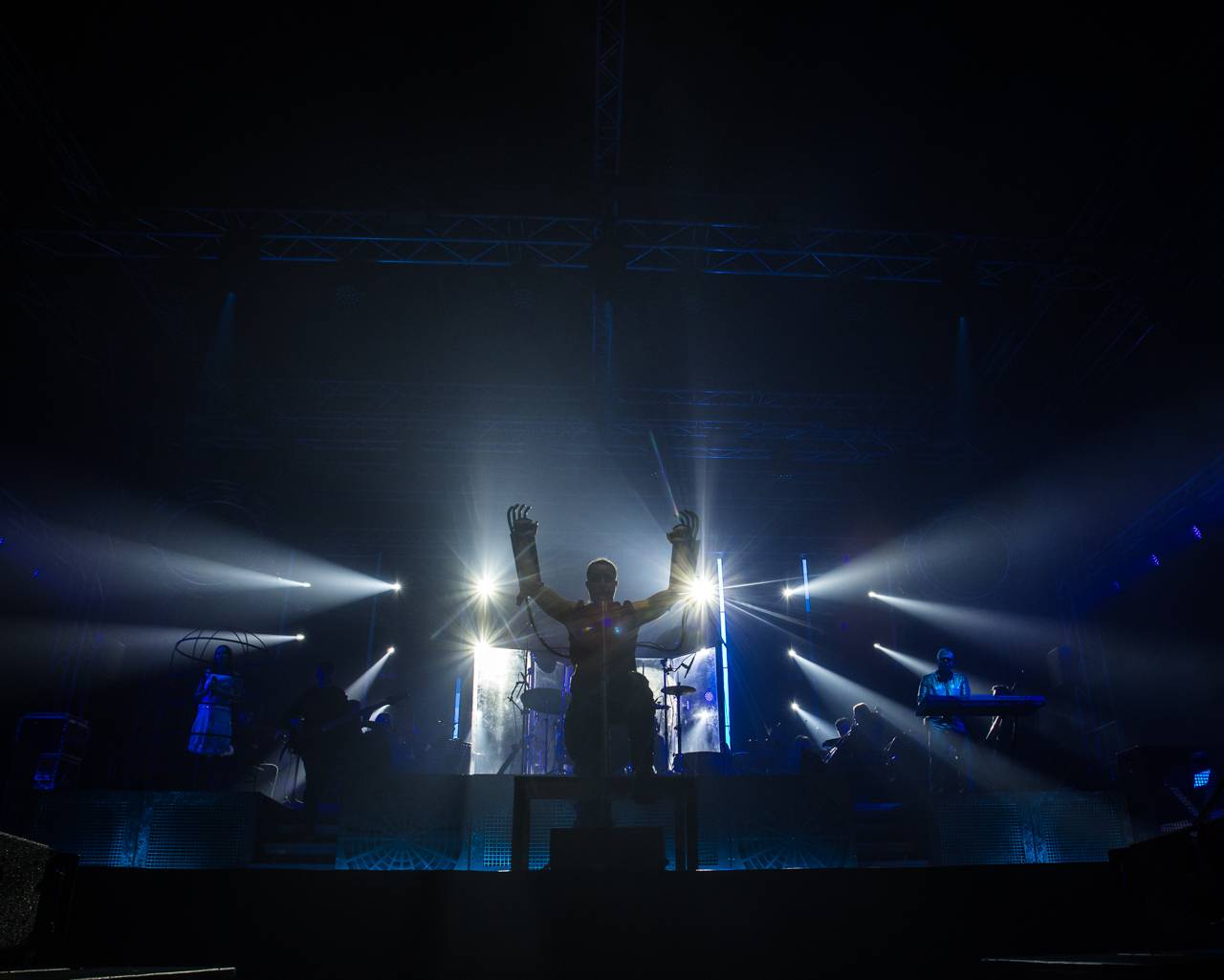 Plamenomety i zpěvačka v kleci. Rammstein Symphonic Tribute zatopil v Plzni pod kotlem