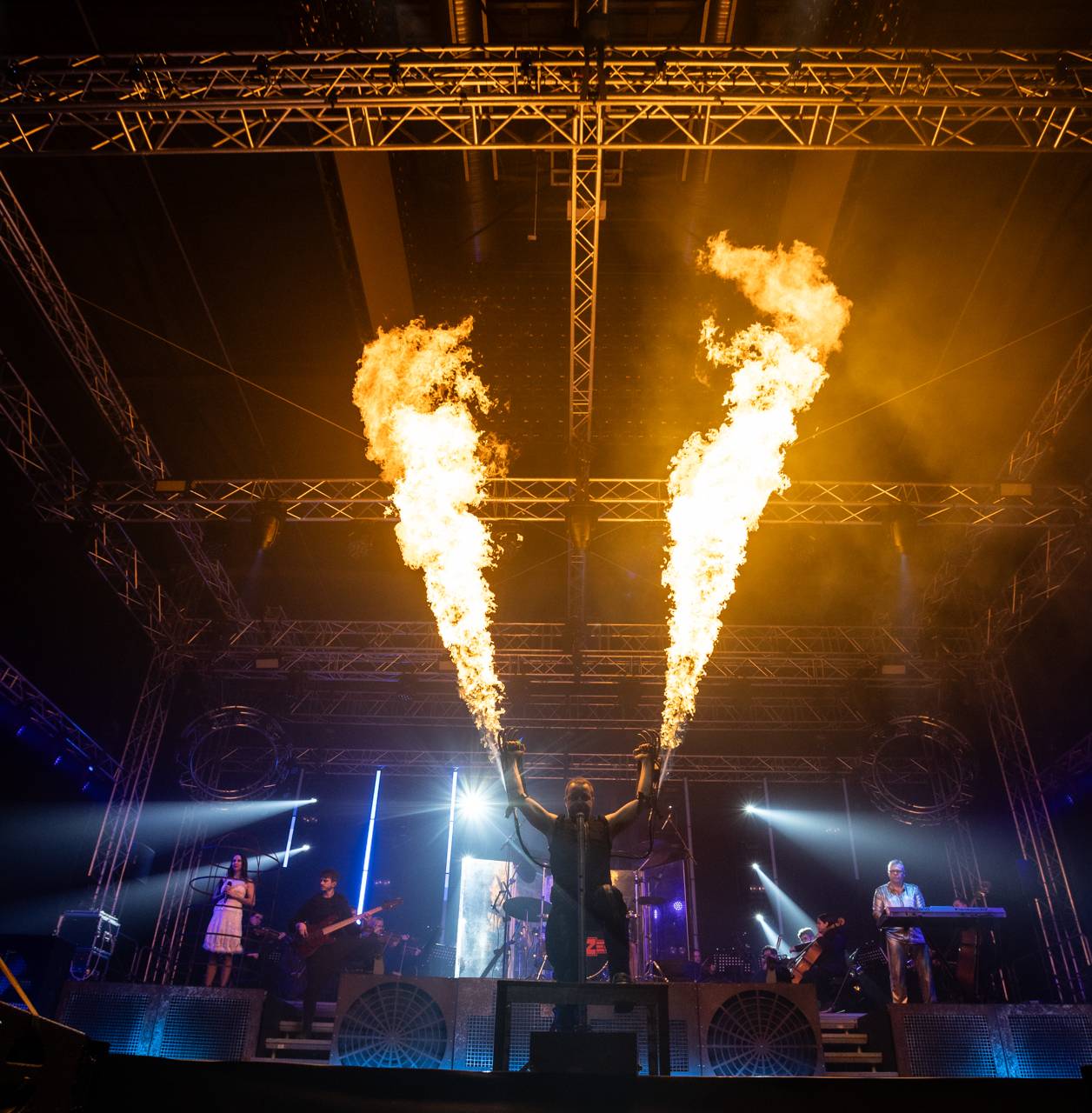 Plamenomety i zpěvačka v kleci. Rammstein Symphonic Tribute zatopil v Plzni pod kotlem