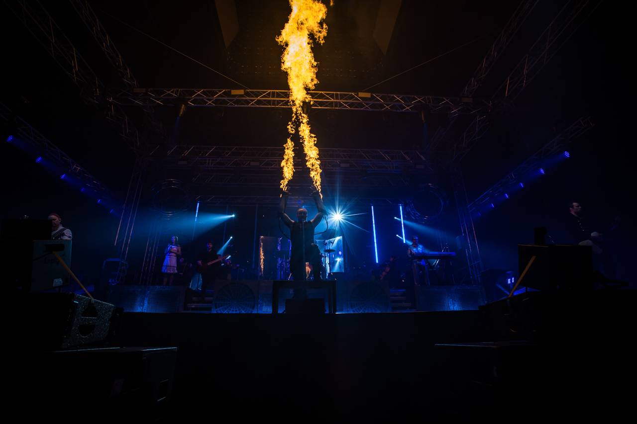 Plamenomety i zpěvačka v kleci. Rammstein Symphonic Tribute zatopil v Plzni pod kotlem