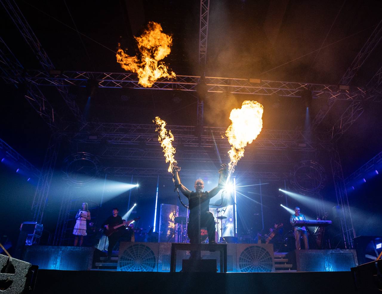 Plamenomety i zpěvačka v kleci. Rammstein Symphonic Tribute zatopil v Plzni pod kotlem