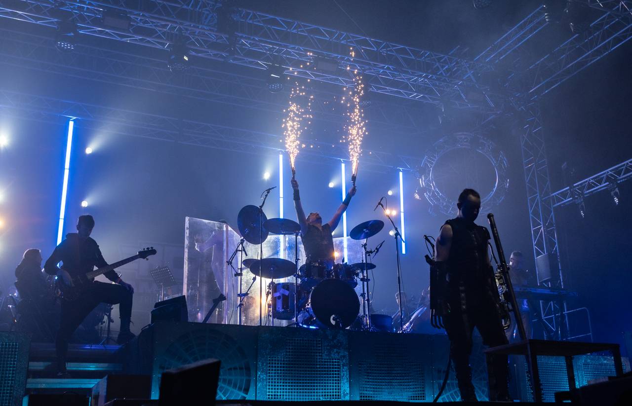 Plamenomety i zpěvačka v kleci. Rammstein Symphonic Tribute zatopil v Plzni pod kotlem
