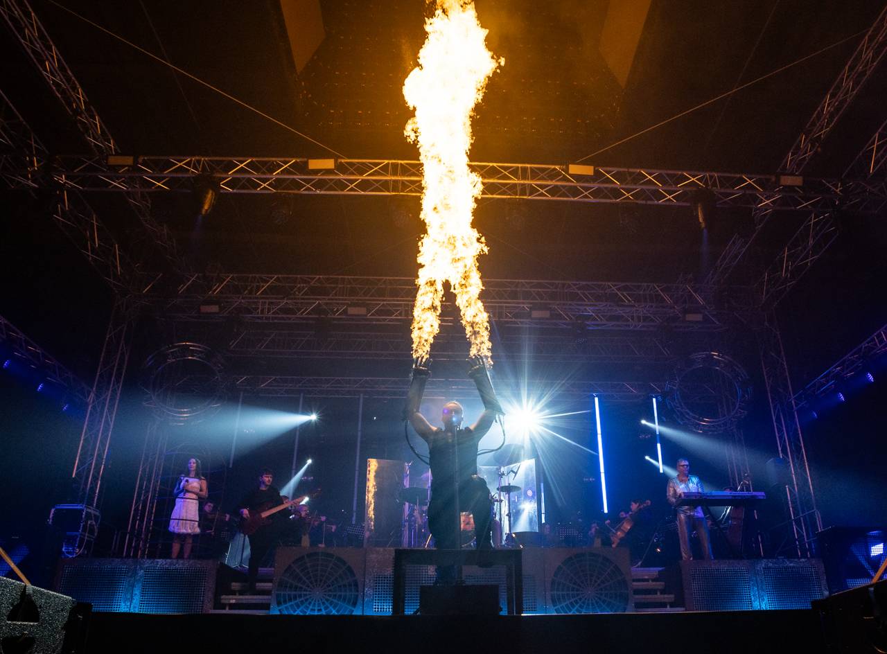 Plamenomety i zpěvačka v kleci. Rammstein Symphonic Tribute zatopil v Plzni pod kotlem