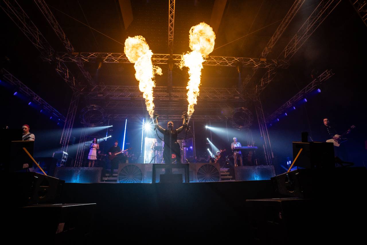 Plamenomety i zpěvačka v kleci. Rammstein Symphonic Tribute zatopil v Plzni pod kotlem