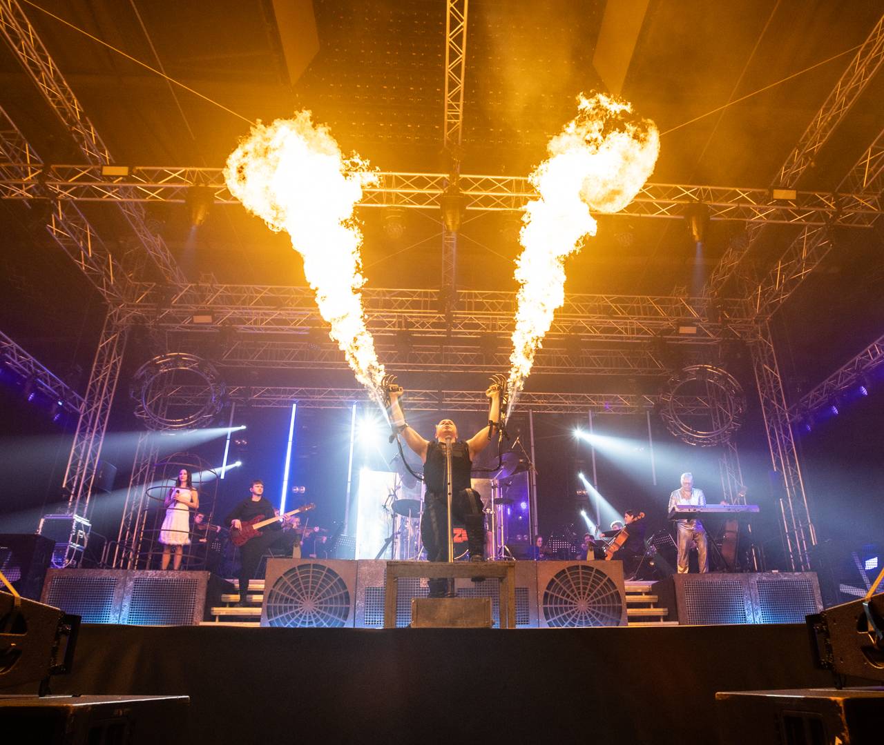 Plamenomety i zpěvačka v kleci. Rammstein Symphonic Tribute zatopil v Plzni pod kotlem