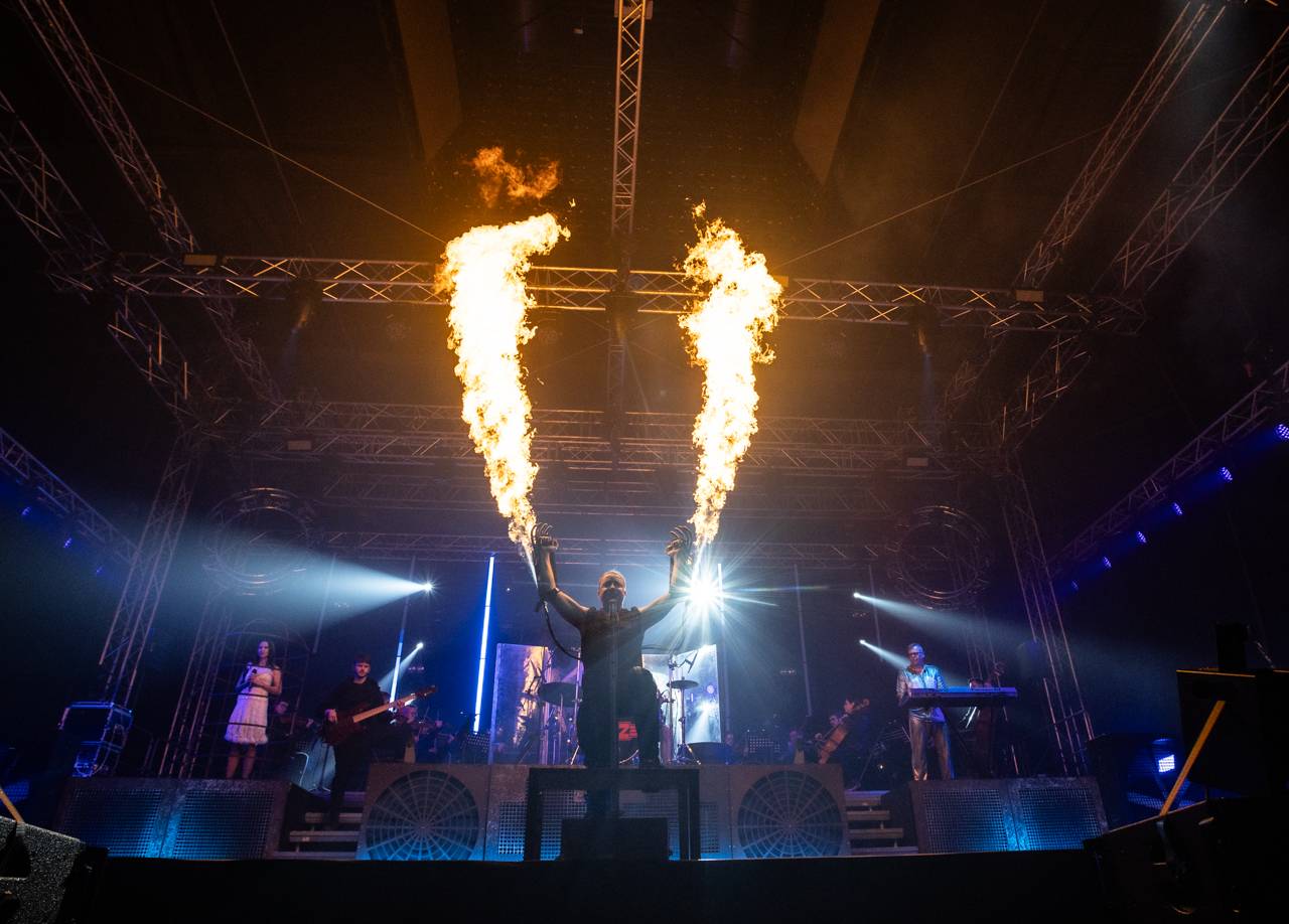 Plamenomety i zpěvačka v kleci. Rammstein Symphonic Tribute zatopil v Plzni pod kotlem