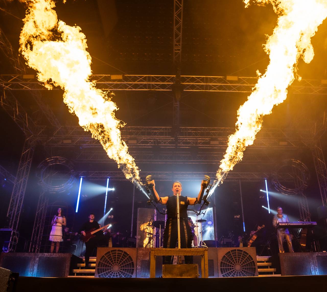 Plamenomety i zpěvačka v kleci. Rammstein Symphonic Tribute zatopil v Plzni pod kotlem