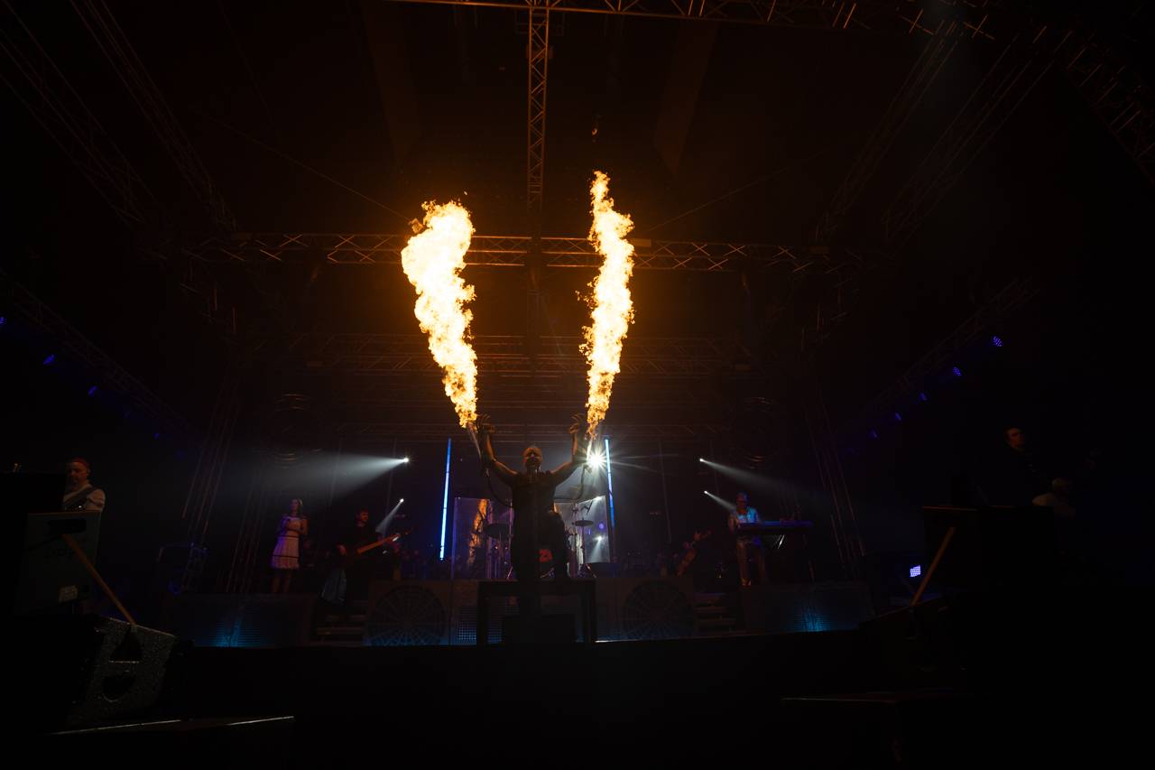 Plamenomety i zpěvačka v kleci. Rammstein Symphonic Tribute zatopil v Plzni pod kotlem