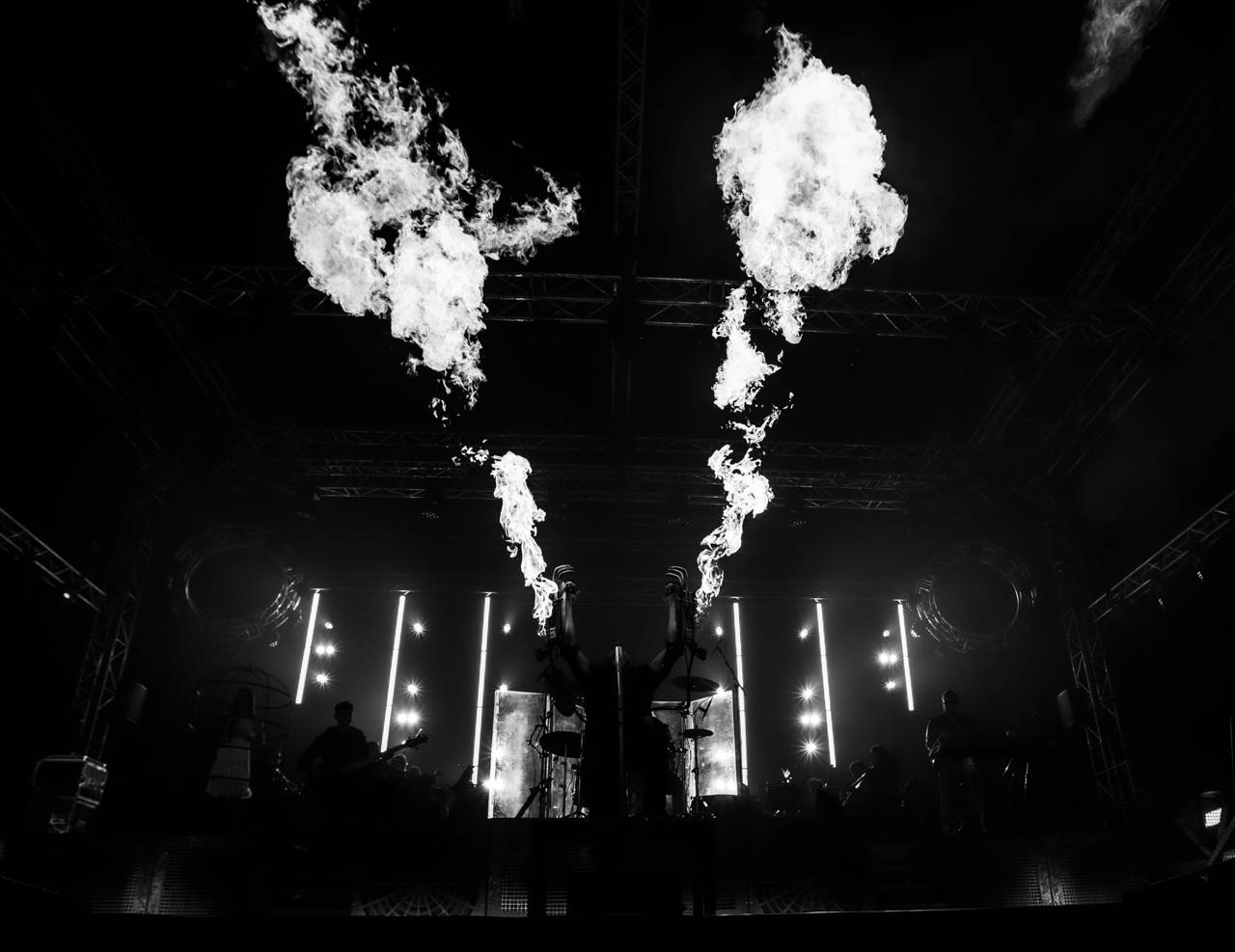 Plamenomety i zpěvačka v kleci. Rammstein Symphonic Tribute zatopil v Plzni pod kotlem