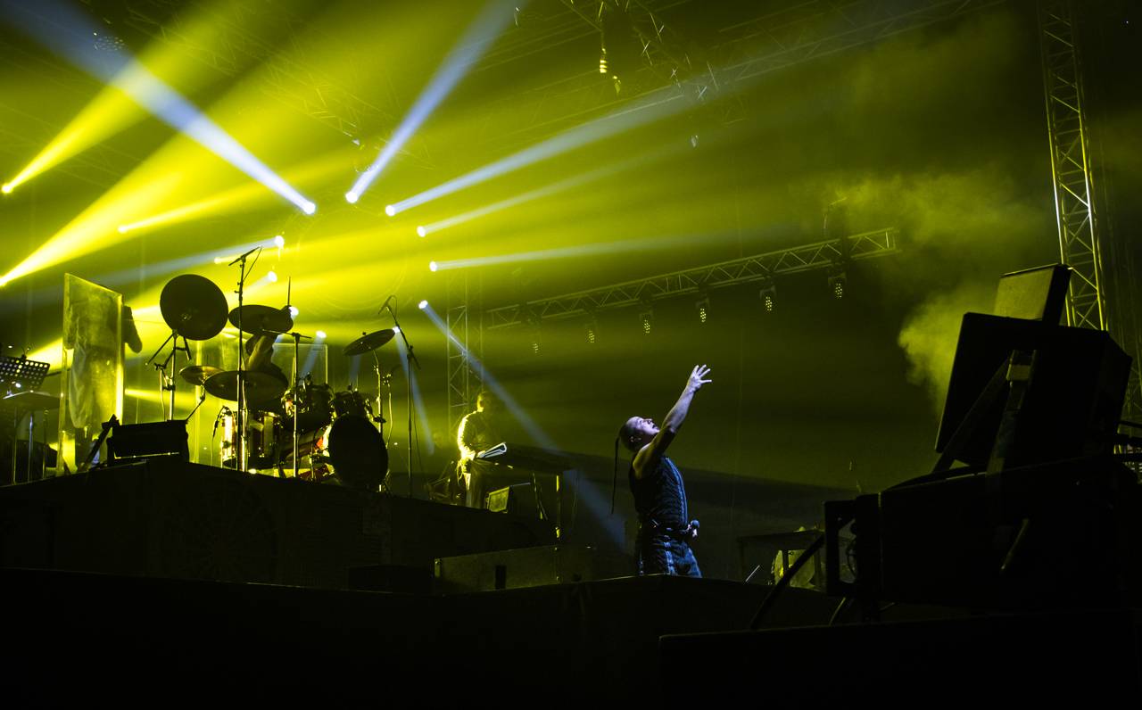 Plamenomety i zpěvačka v kleci. Rammstein Symphonic Tribute zatopil v Plzni pod kotlem