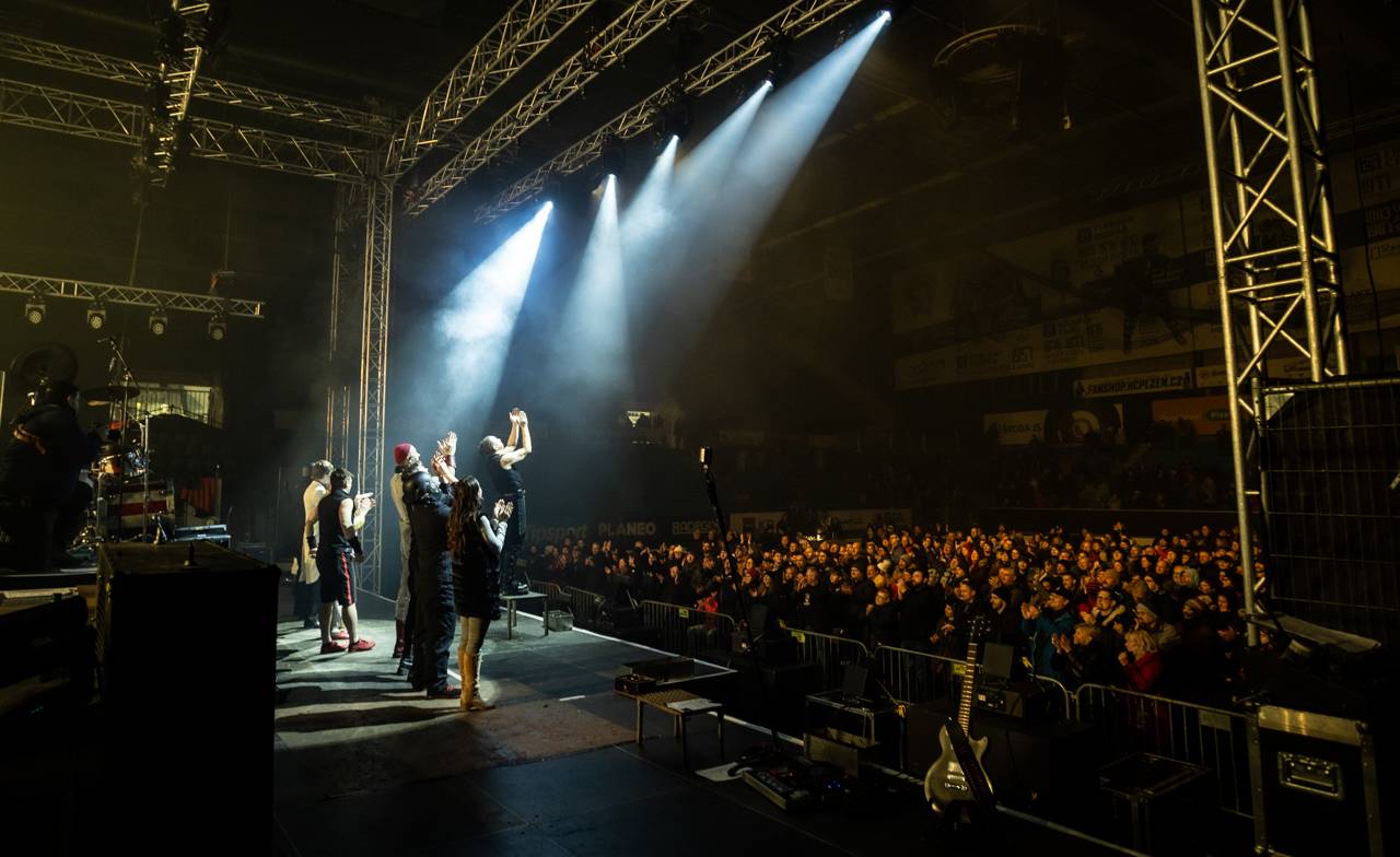 Plamenomety i zpěvačka v kleci. Rammstein Symphonic Tribute zatopil v Plzni pod kotlem