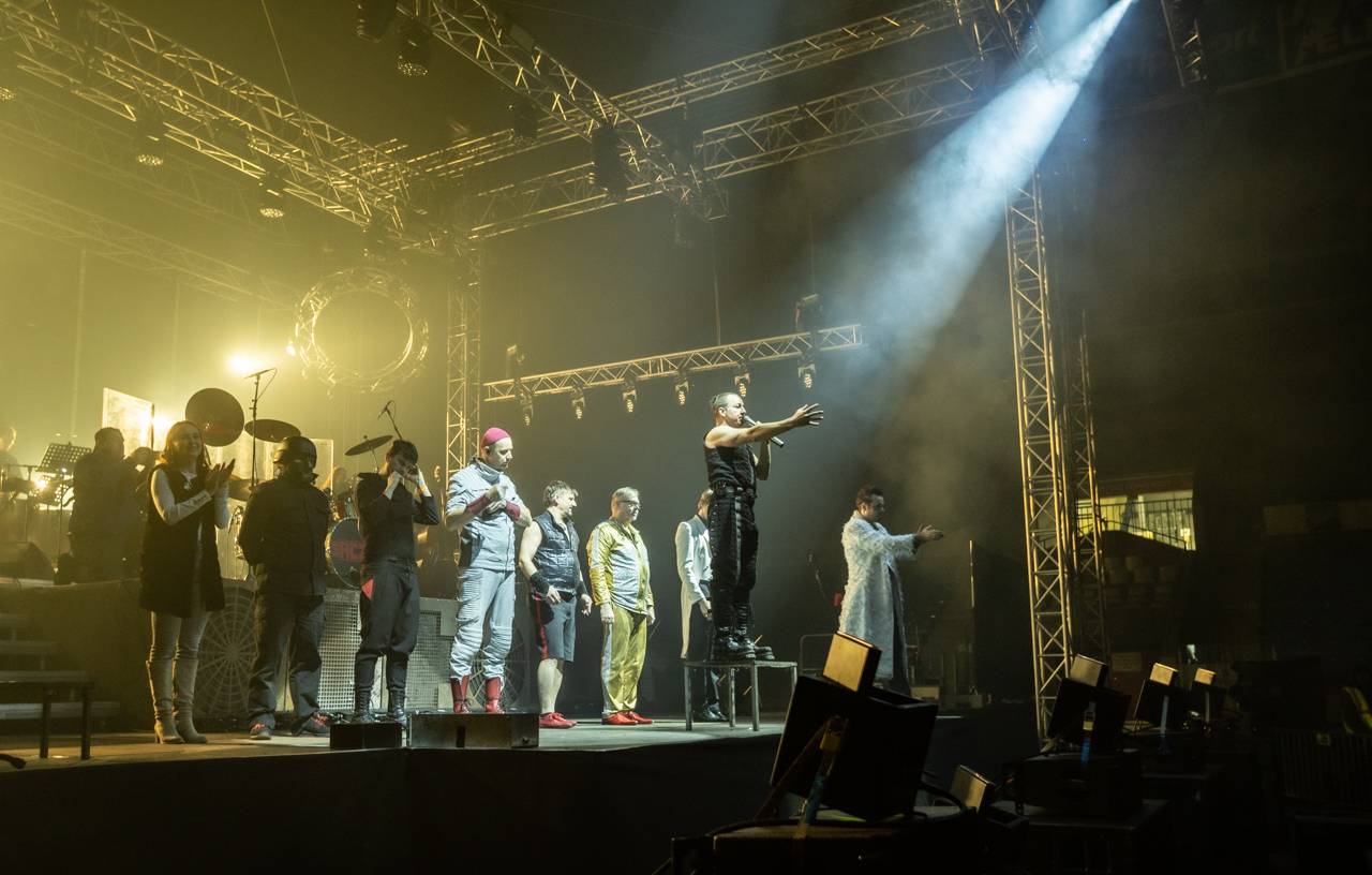 Plamenomety i zpěvačka v kleci. Rammstein Symphonic Tribute zatopil v Plzni pod kotlem