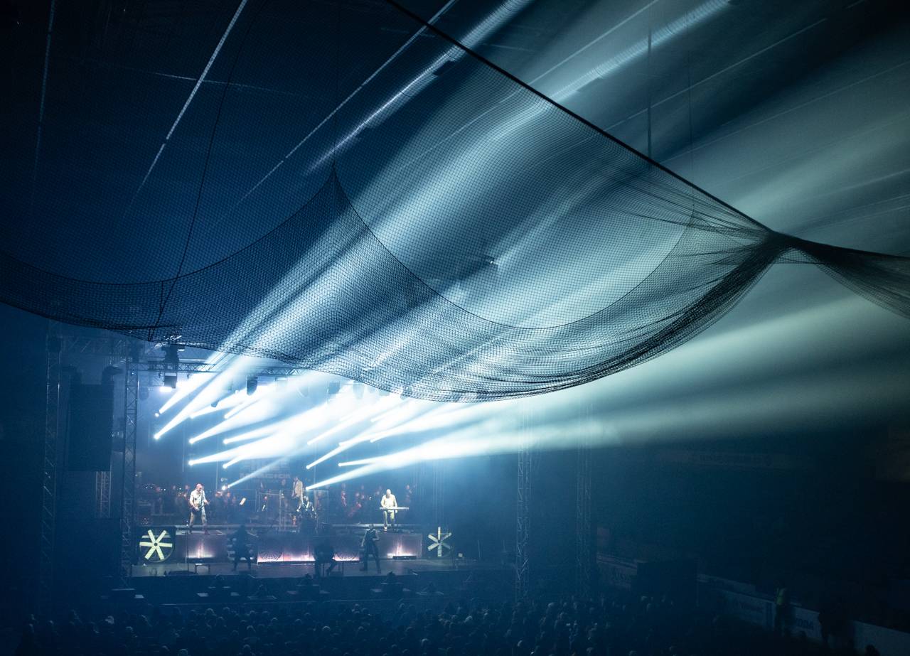 Plamenomety i zpěvačka v kleci. Rammstein Symphonic Tribute zatopil v Plzni pod kotlem