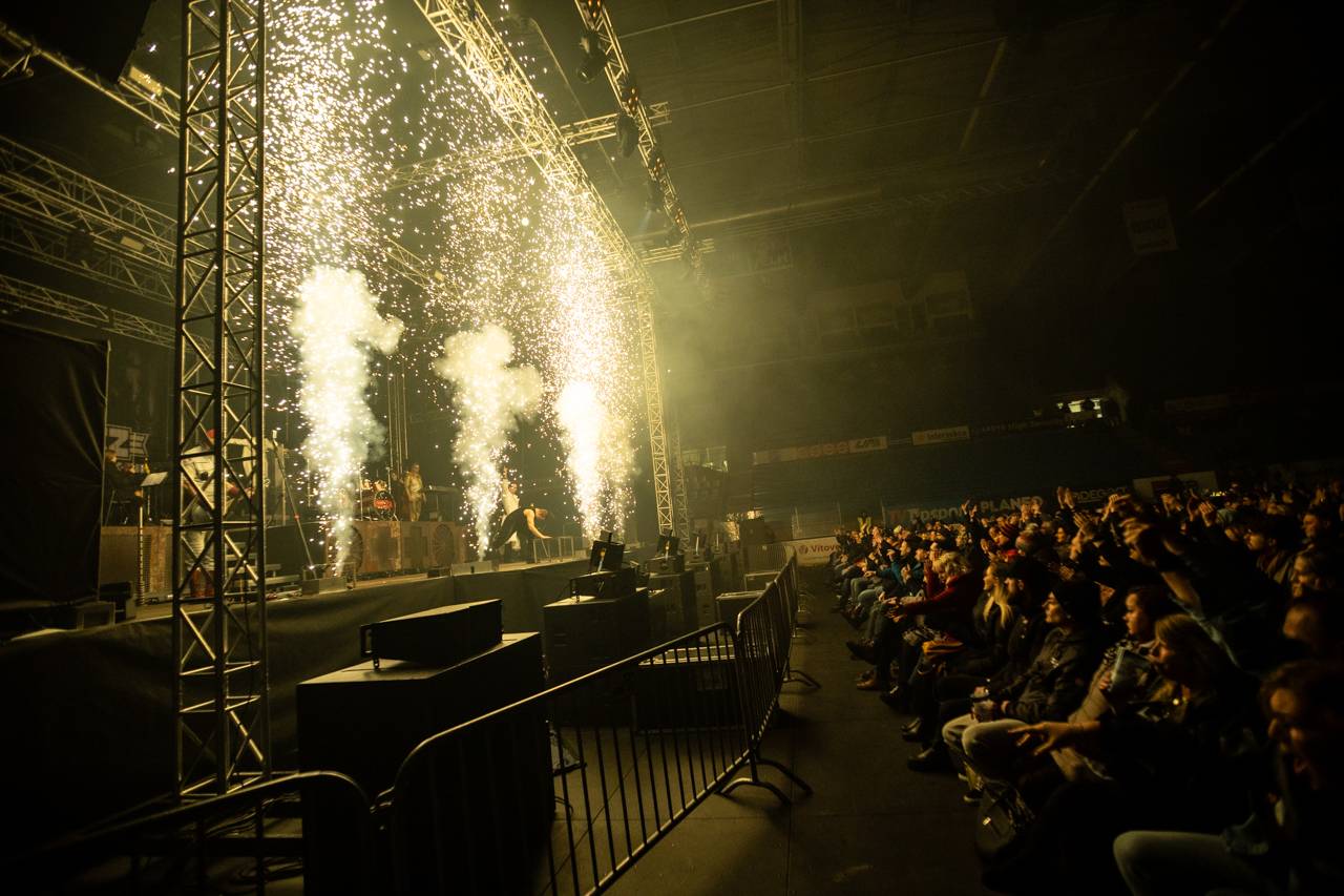 Plamenomety i zpěvačka v kleci. Rammstein Symphonic Tribute zatopil v Plzni pod kotlem