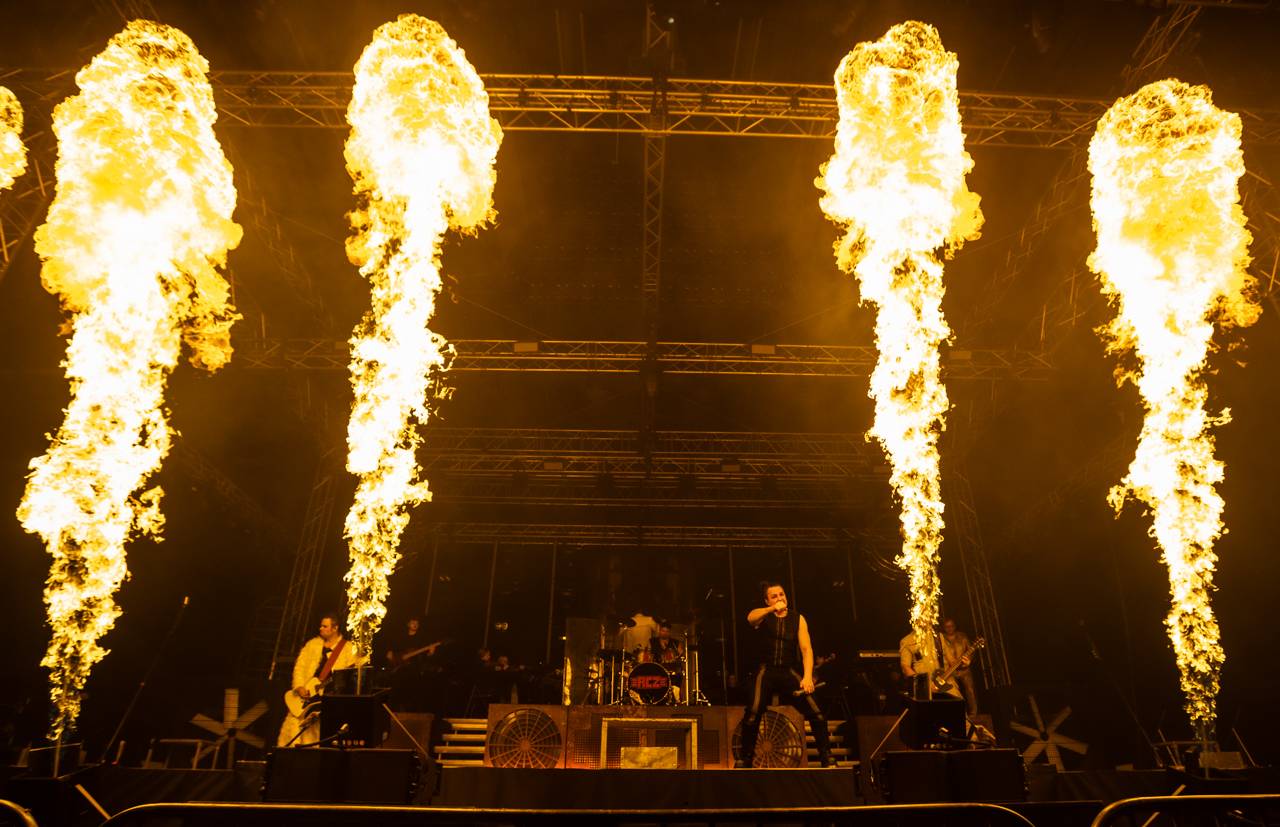 Plamenomety i zpěvačka v kleci. Rammstein Symphonic Tribute zatopil v Plzni pod kotlem