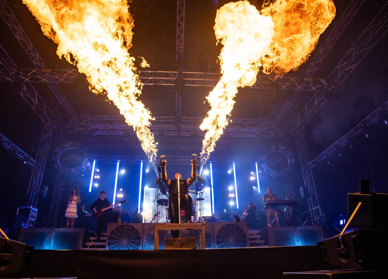 Plamenomety i zpěvačka v kleci. Rammstein Symphonic Tribute zatopil v Plzni pod kotlem