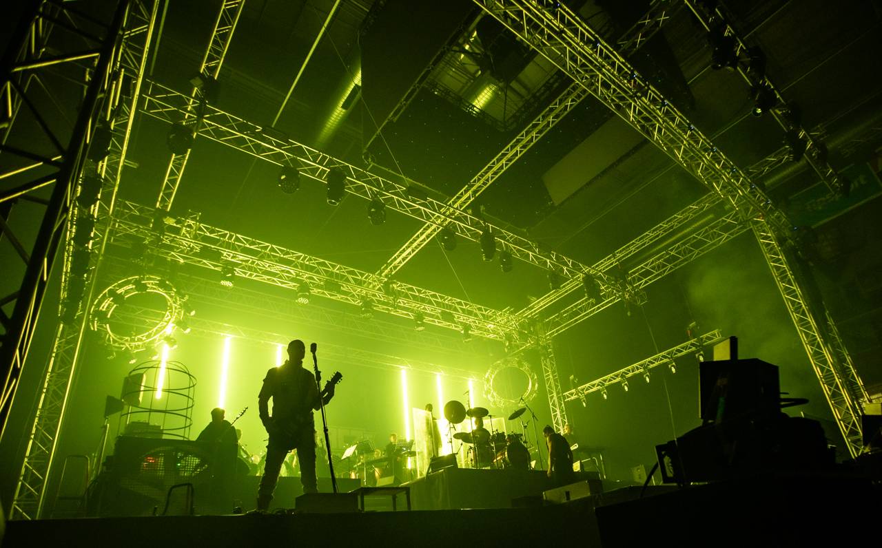 Plamenomety i zpěvačka v kleci. Rammstein Symphonic Tribute zatopil v Plzni pod kotlem