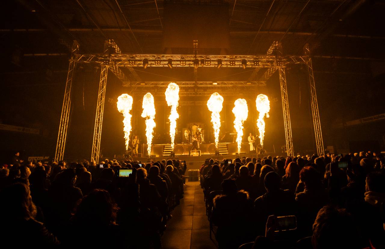 Plamenomety i zpěvačka v kleci. Rammstein Symphonic Tribute zatopil v Plzni pod kotlem